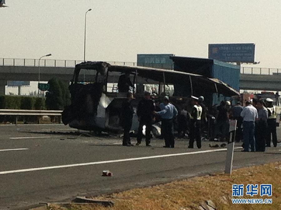 组图:京沪高速天津段大客车追尾起火 致6死14