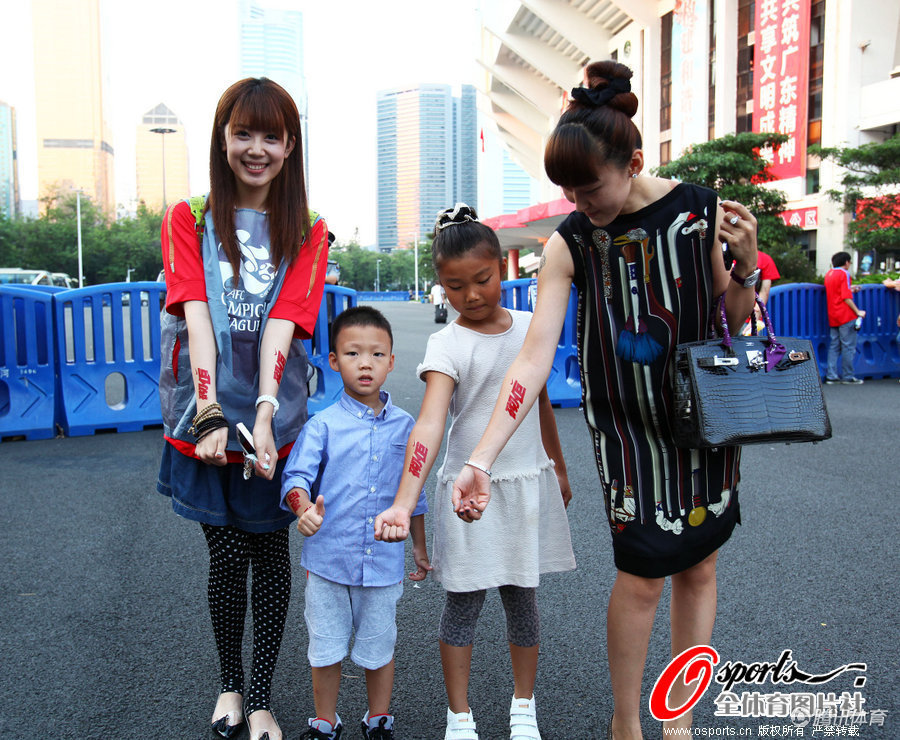 高清:<em>郑智</em>家人与郜林<em>女友</em>纹身助威恒大-千龙