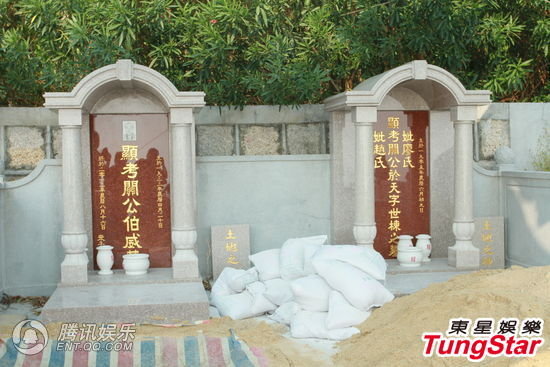 九时关山儿子手持父亲遗照乘大巴前往深圳大鹏