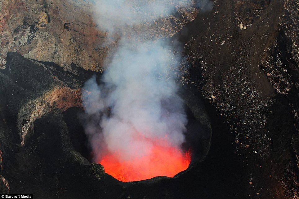 艾姆布瑞岛上马鲁姆火山的航拍照片