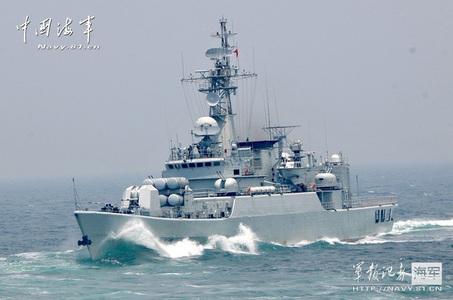 组图:东海舰队铜陵号护卫舰执行战备巡逻