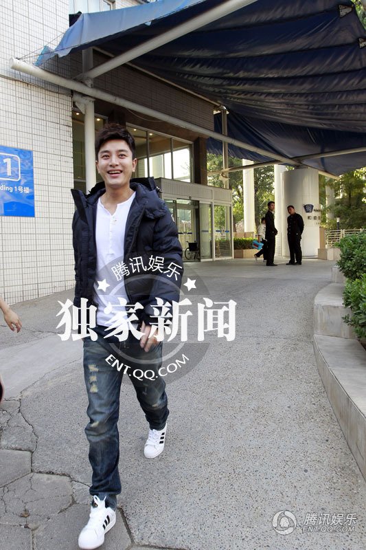 <em>李小璐剖腹产女</em> 好友熊乃瑾现身探望 - 娱乐 - 德