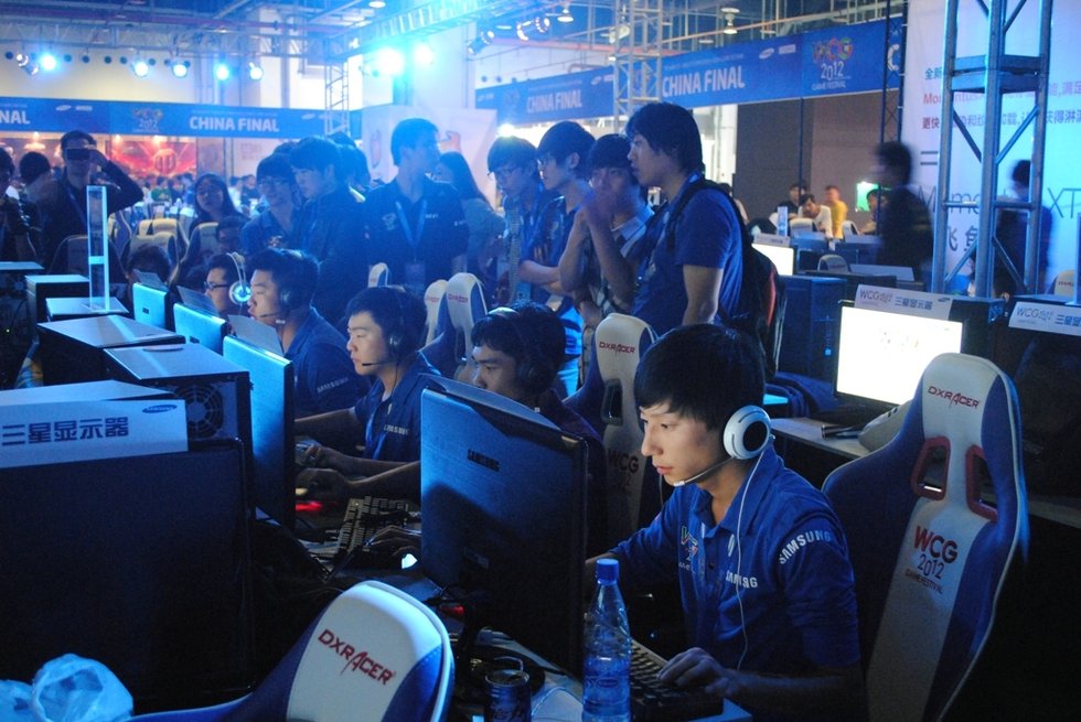 东方网-东方游戏-WCG2012现场:CF赛区女玩家