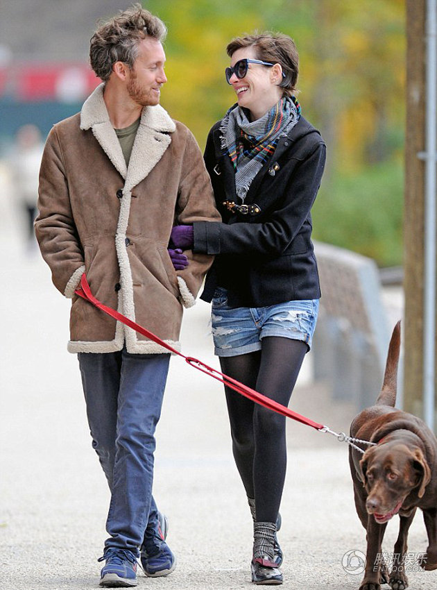高清:海瑟薇与丈夫街头遛狗 旁若无人谈笑风生