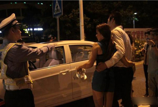 富家美女荒唐私照百出