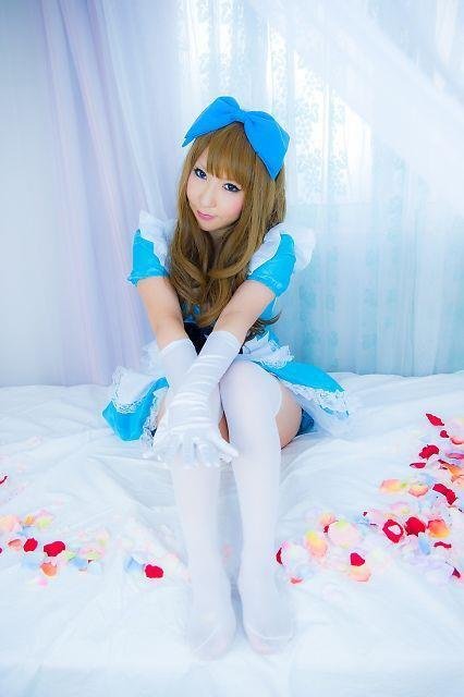 东方网-东方游戏-<em>日本萌妹子</em>COS爱丽丝 独坐