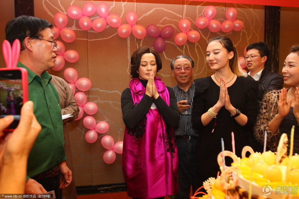 高清:刘晓庆家乡办生日会 自曝与姜文婚外情