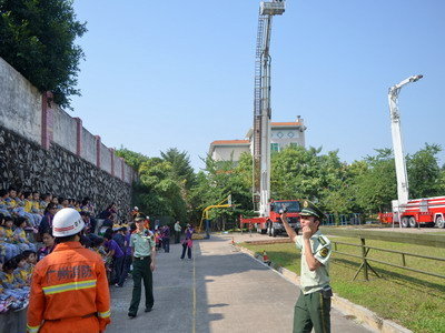 幼儿园300师生进广州消防军营 了解消防知识-