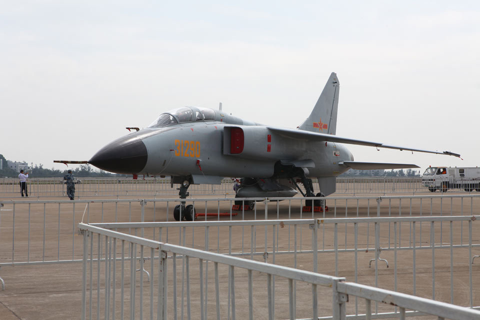 组图:中国JH7A歼轰机亮相航展