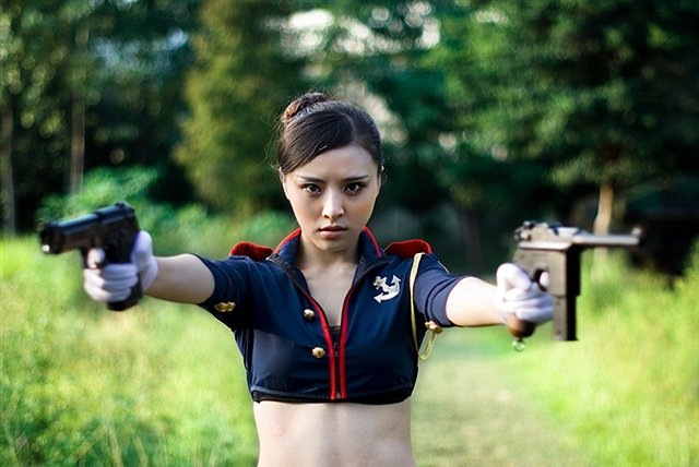 东方网-东方游戏-<em>黑丝御姐</em>打枪COS 表情霸气