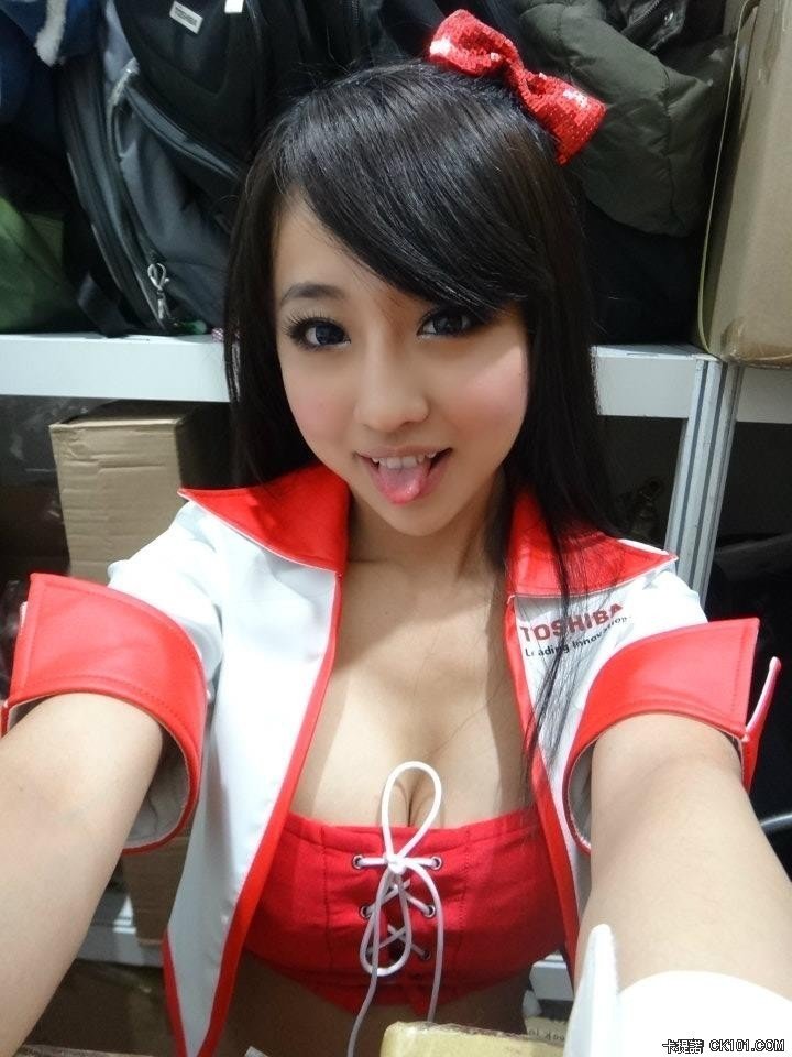 东方网-东方游戏-郑婷晃奶扮《拳皇》系列