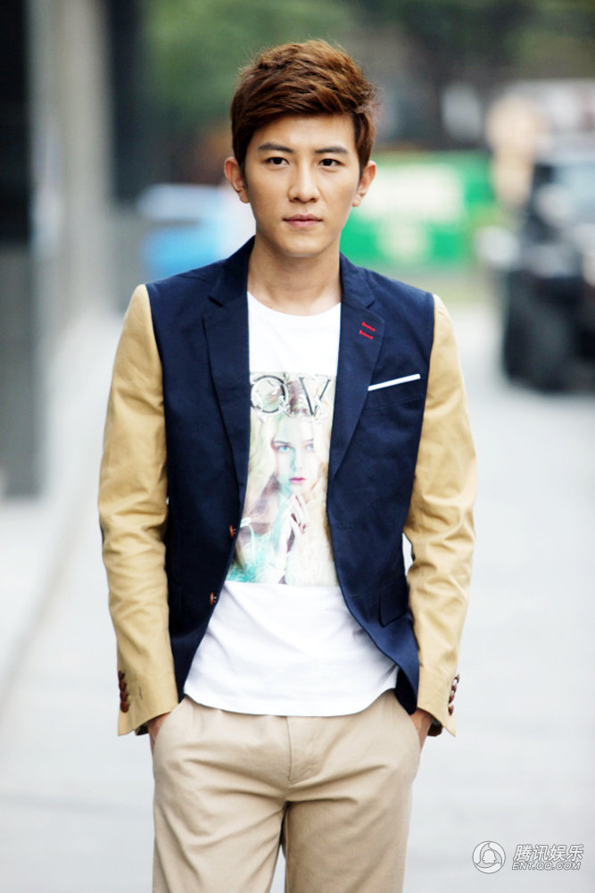 《咱们结婚吧》大左颠覆自我 最新街拍照出炉