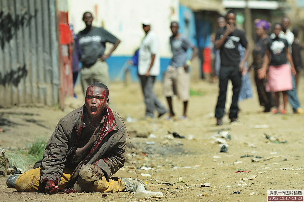 组图:<em>WWE摔跤女王直播现场</em>上演 激 情 吻 戏_