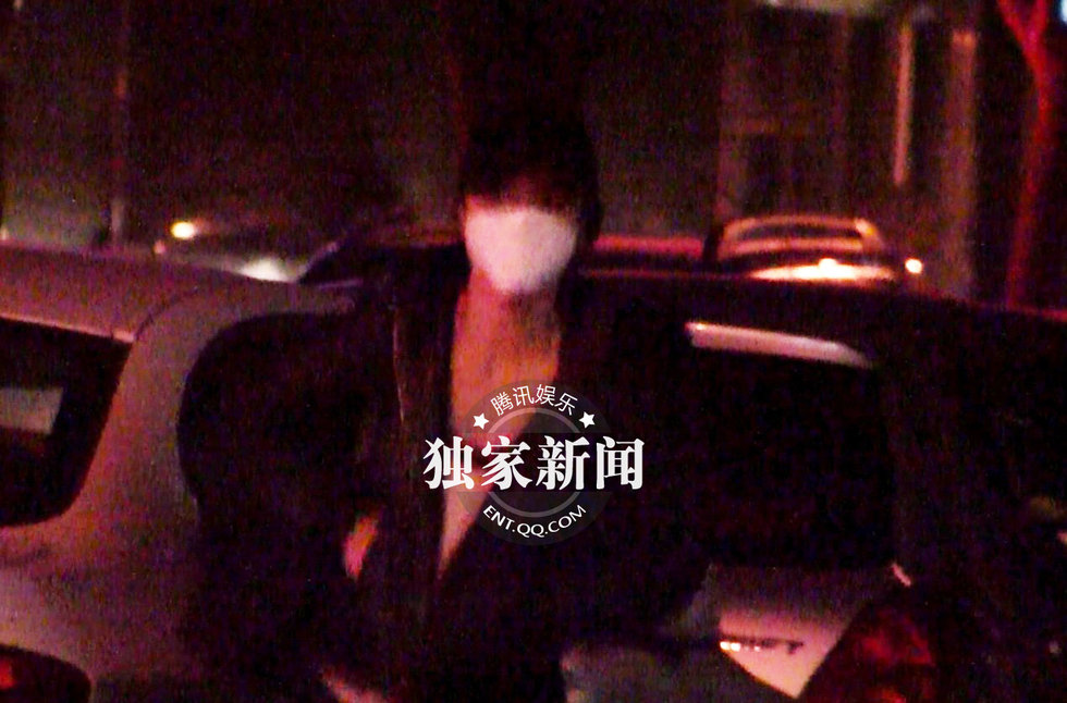 独家：汤唯独自回京打扮朴素 机场看书入迷图片