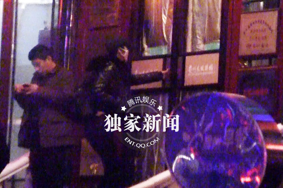 独家：汤唯独自回京打扮朴素 机场看书入迷图片