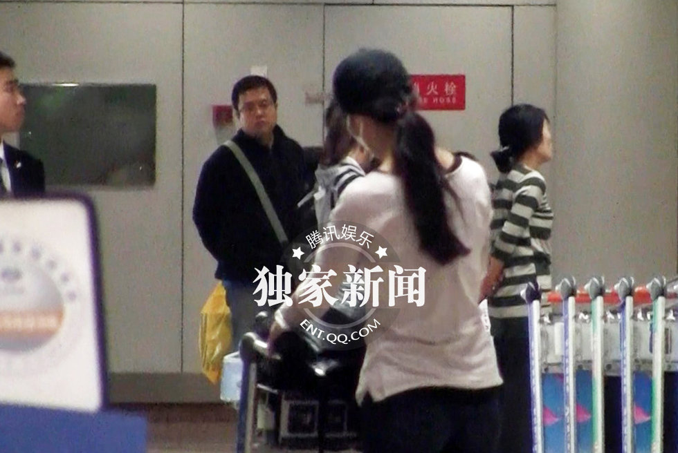 独家：汤唯独自回京打扮朴素 机场看书入迷图片