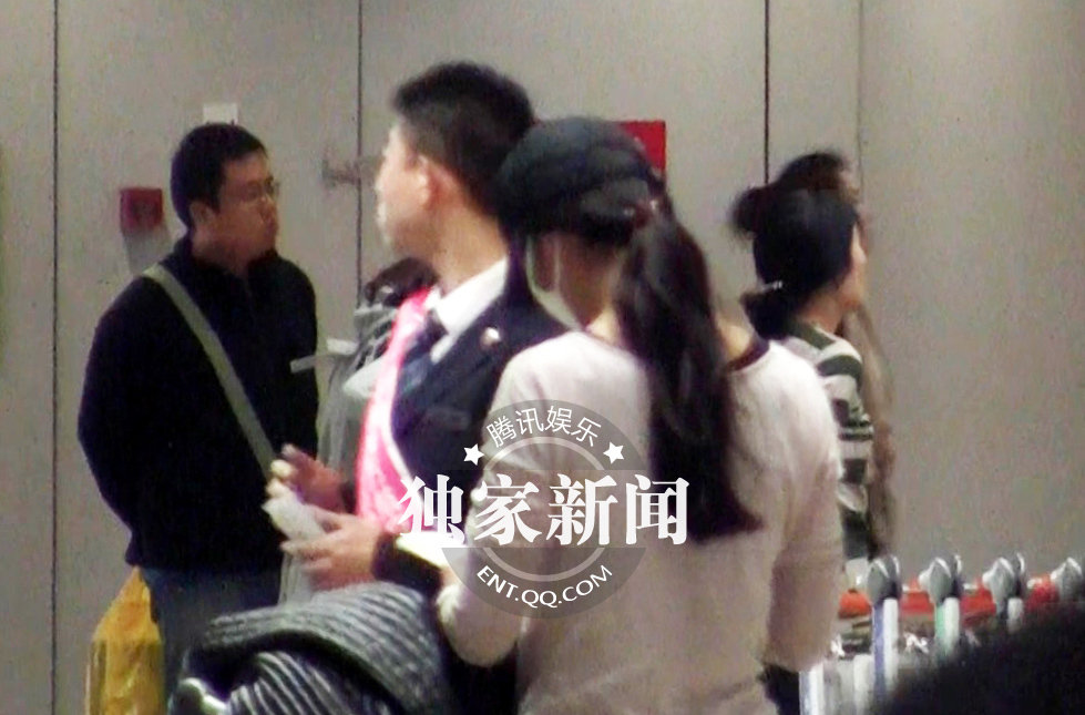 独家：汤唯独自回京打扮朴素 机场看书入迷图片