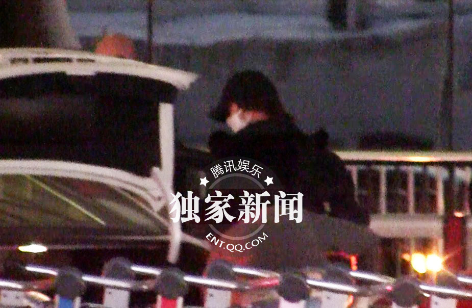 独家：汤唯独自回京打扮朴素 机场看书入迷图片