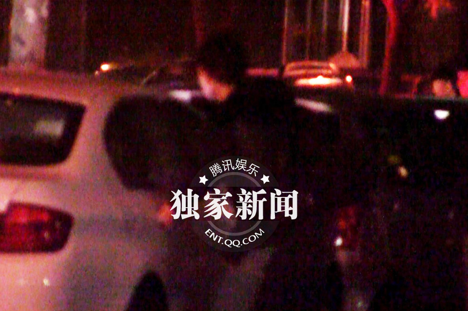 独家：汤唯独自回京打扮朴素 机场看书入迷图片