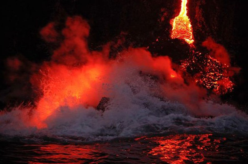 基拉韦厄火山涌出的岩浆流进入火海后形成熔岩三角洲