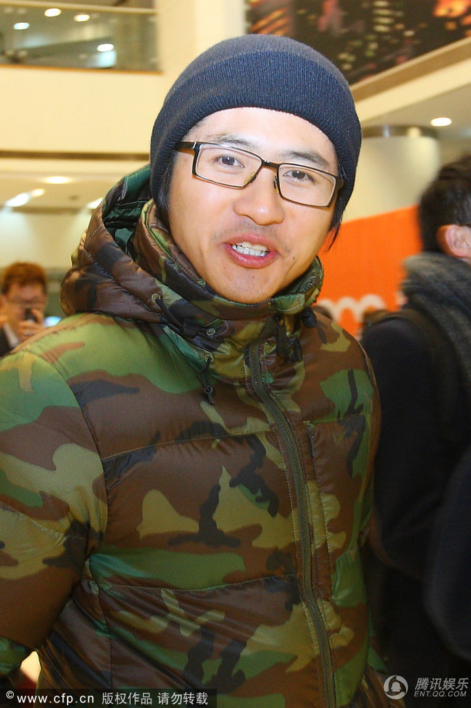 韩寒携妻低调看话剧 被观众追进洗手间要签名图片