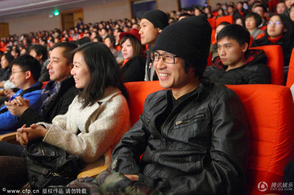 韩寒携妻低调看话剧 被观众追进洗手间要签名图片