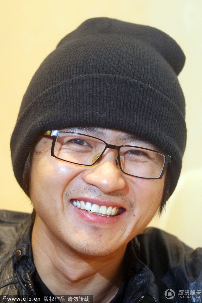 韩寒携妻低调看话剧 被观众追进洗手间要签名图片