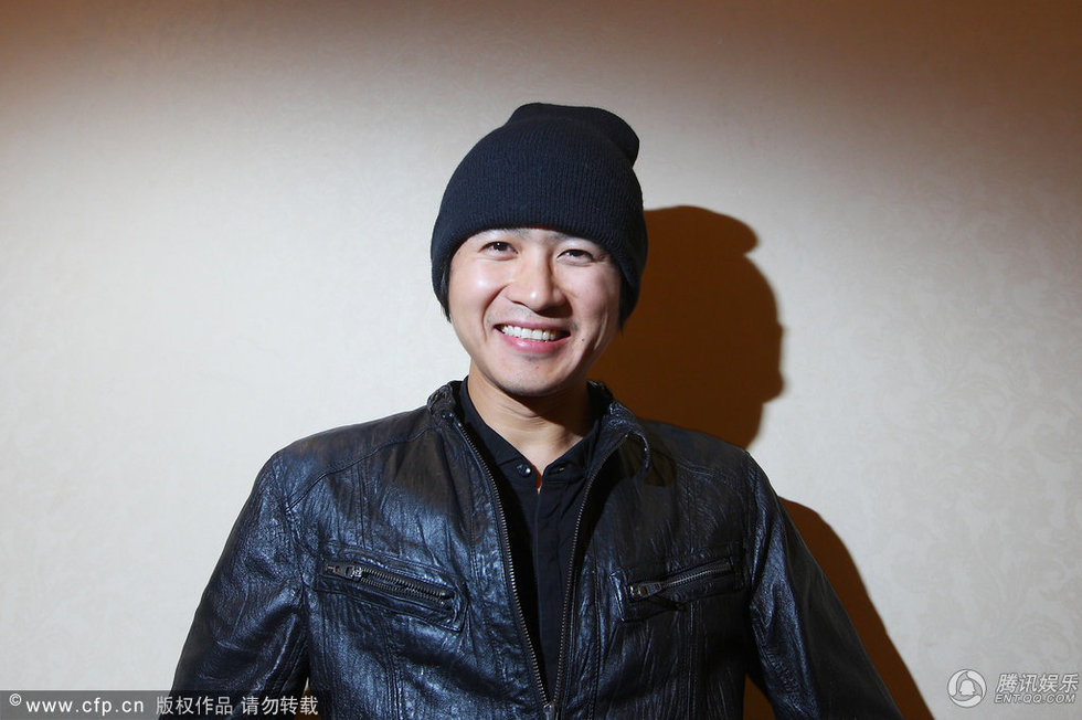 韩寒携妻低调看话剧 被观众追进洗手间要签名图片