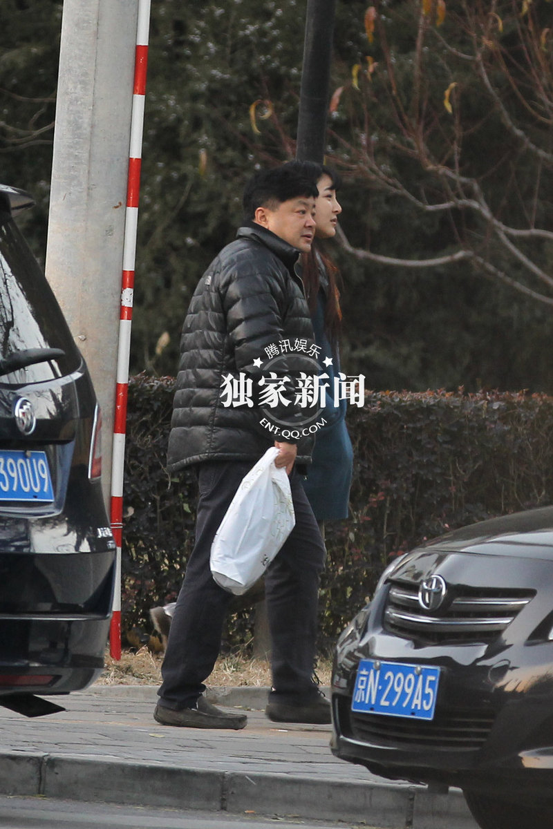 洪剑涛与神秘美女“约会” 出酒店相伴逛街图片