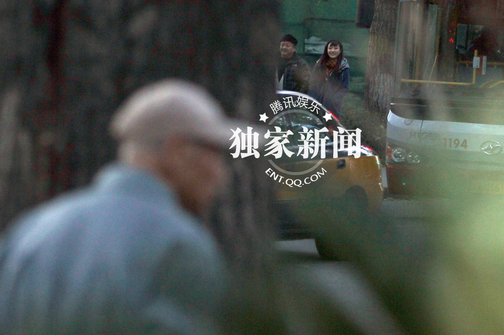 洪剑涛与神秘美女“约会” 出酒店相伴逛街图片