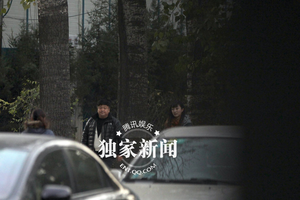 洪剑涛与神秘美女“约会” 出酒店相伴逛街图片