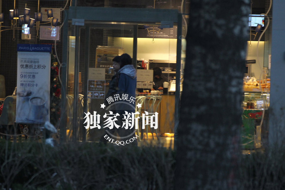 洪剑涛与神秘美女“约会” 出酒店相伴逛街图片