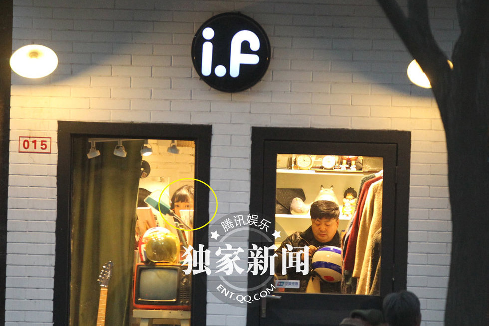 洪剑涛与神秘美女“约会” 出酒店相伴逛街图片
