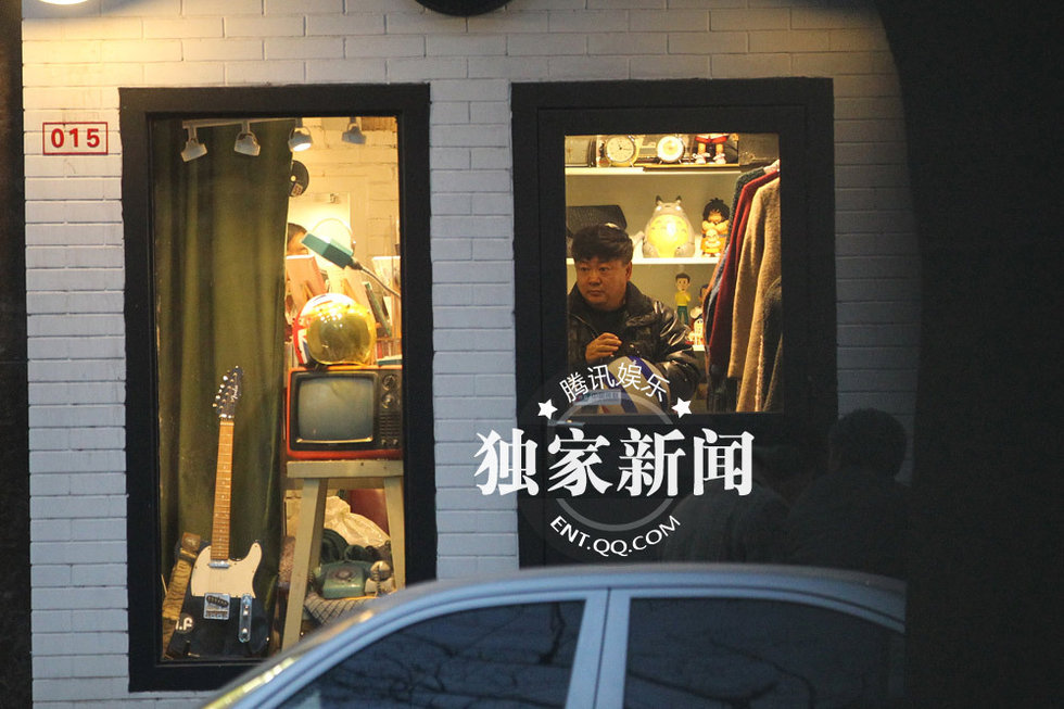 洪剑涛与神秘美女“约会” 出酒店相伴逛街图片