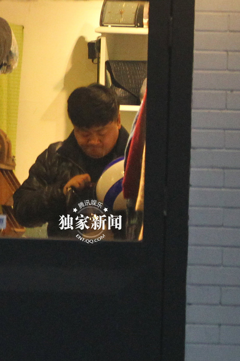 洪剑涛与神秘美女“约会” 出酒店相伴逛街图片