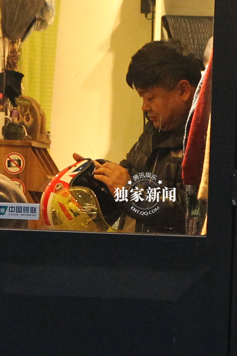洪剑涛与神秘美女“约会” 出酒店相伴逛街图片