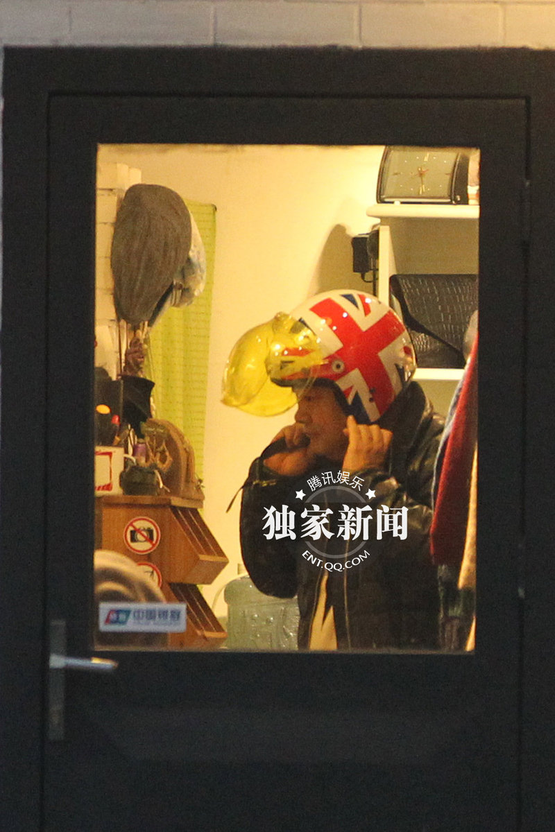 洪剑涛与神秘美女“约会” 出酒店相伴逛街图片