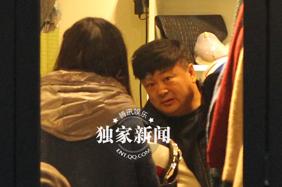 洪剑涛与神秘美女“约会” 出酒店相伴逛街图片