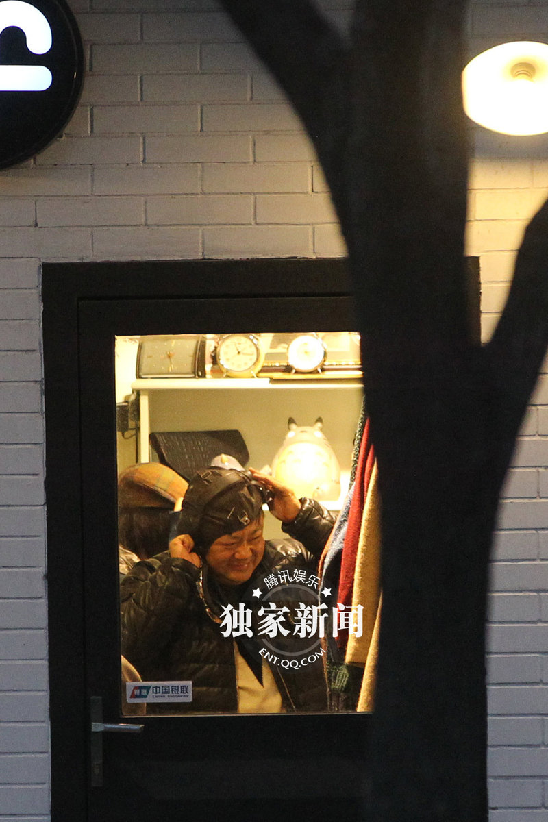 洪剑涛与神秘美女“约会” 出酒店相伴逛街图片