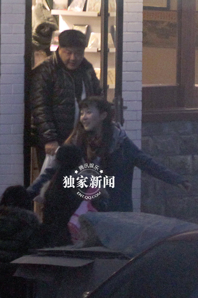 洪剑涛与神秘美女“约会” 出酒店相伴逛街图片