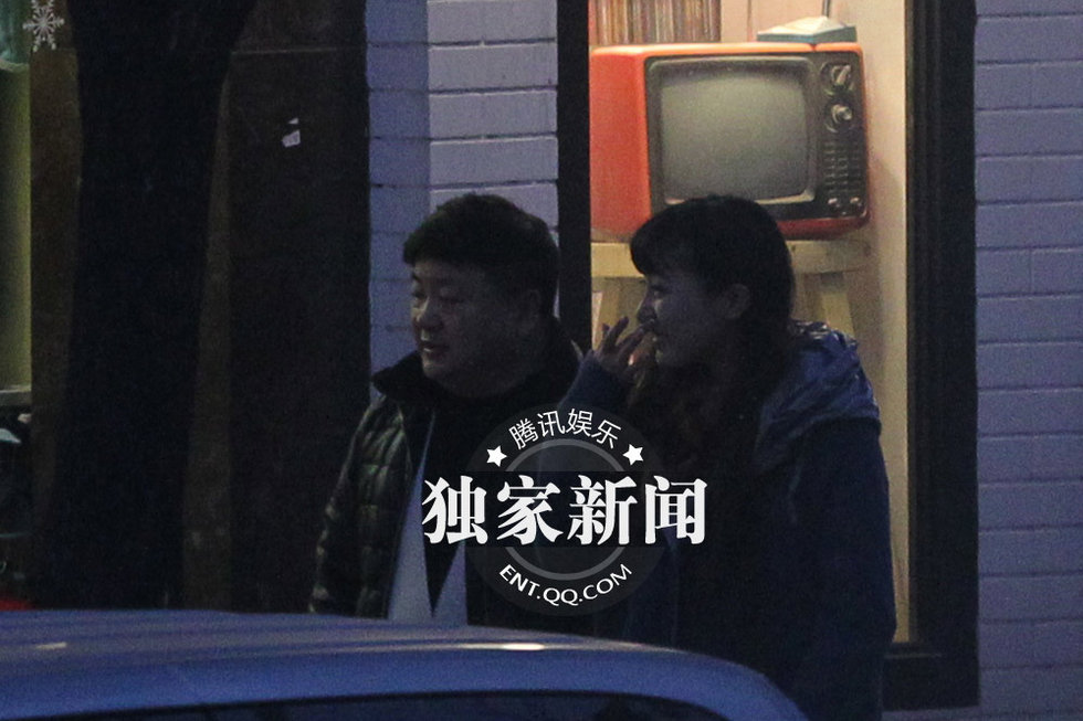 洪剑涛与神秘美女“约会” 出酒店相伴逛街图片