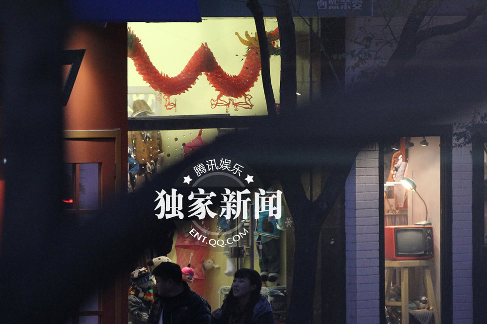 洪剑涛与神秘美女“约会” 出酒店相伴逛街图片