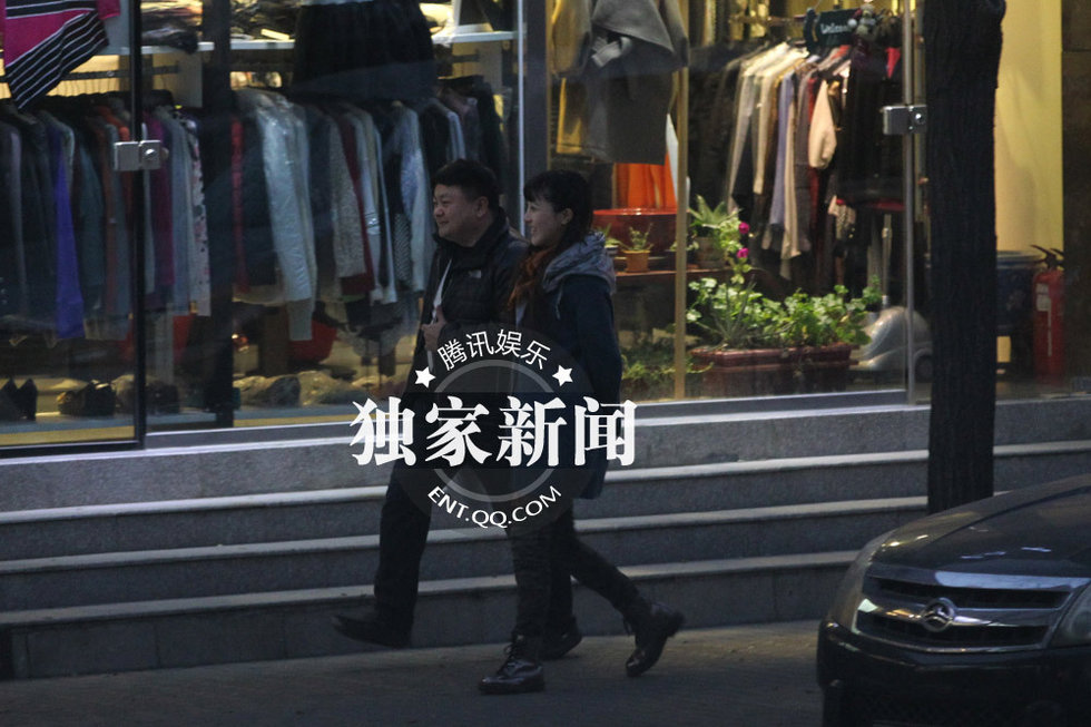 洪剑涛与神秘美女“约会” 出酒店相伴逛街图片
