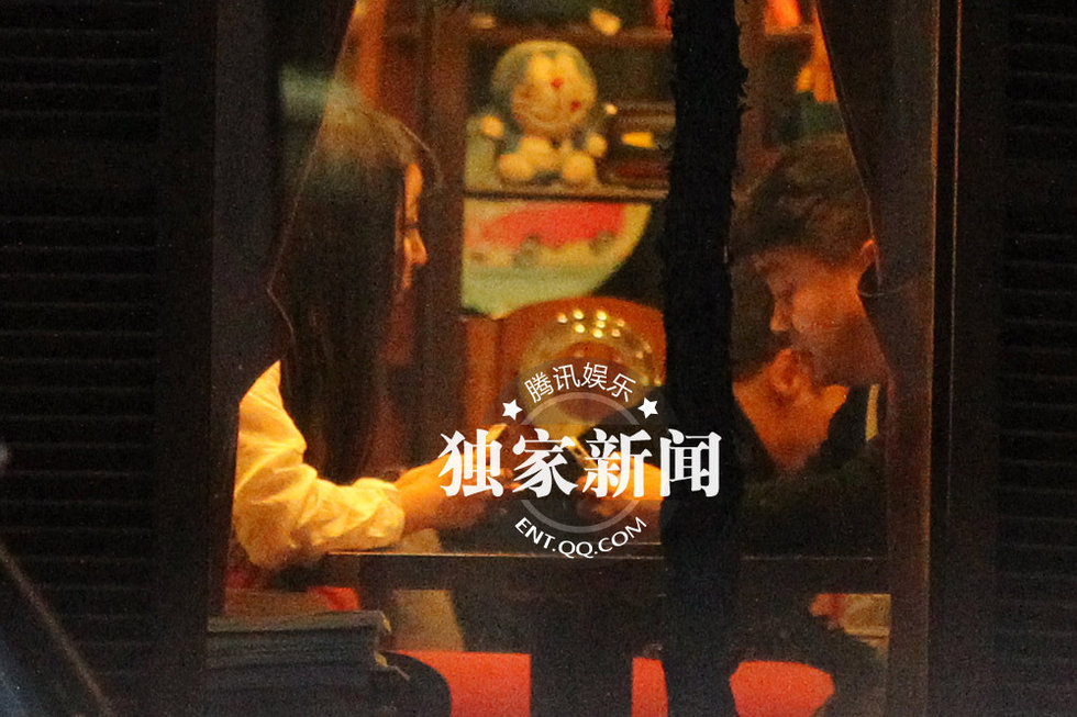 洪剑涛与神秘美女“约会” 出酒店相伴逛街图片