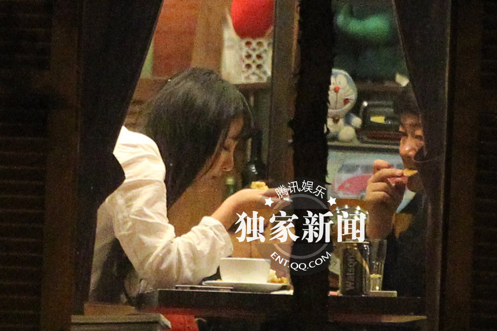 洪剑涛与神秘美女“约会” 出酒店相伴逛街图片