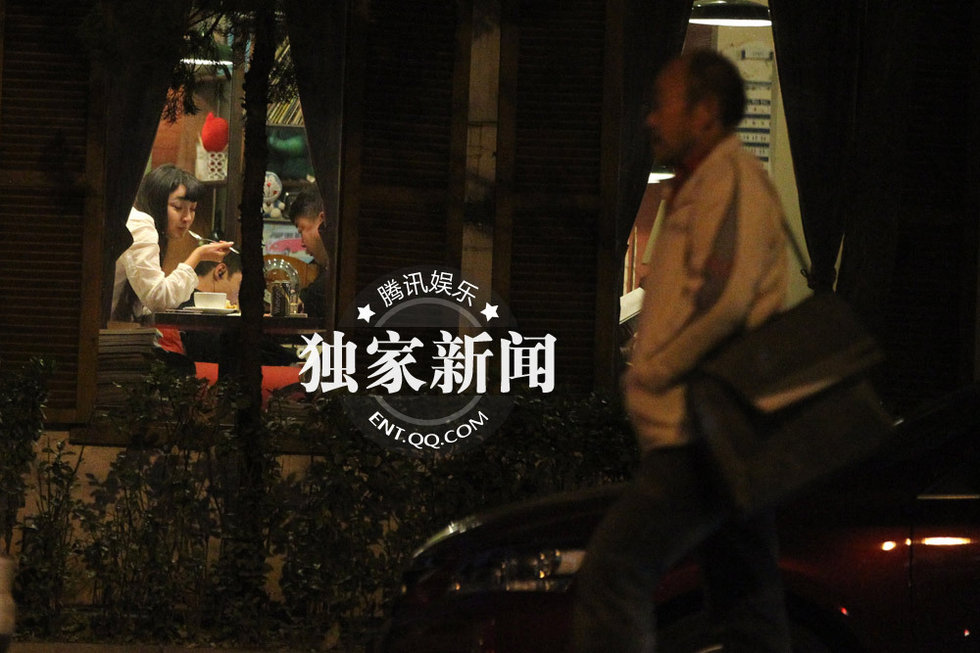 洪剑涛与神秘美女“约会” 出酒店相伴逛街图片