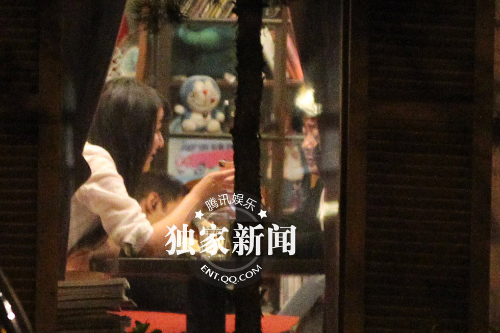 洪剑涛与神秘美女“约会” 出酒店相伴逛街图片