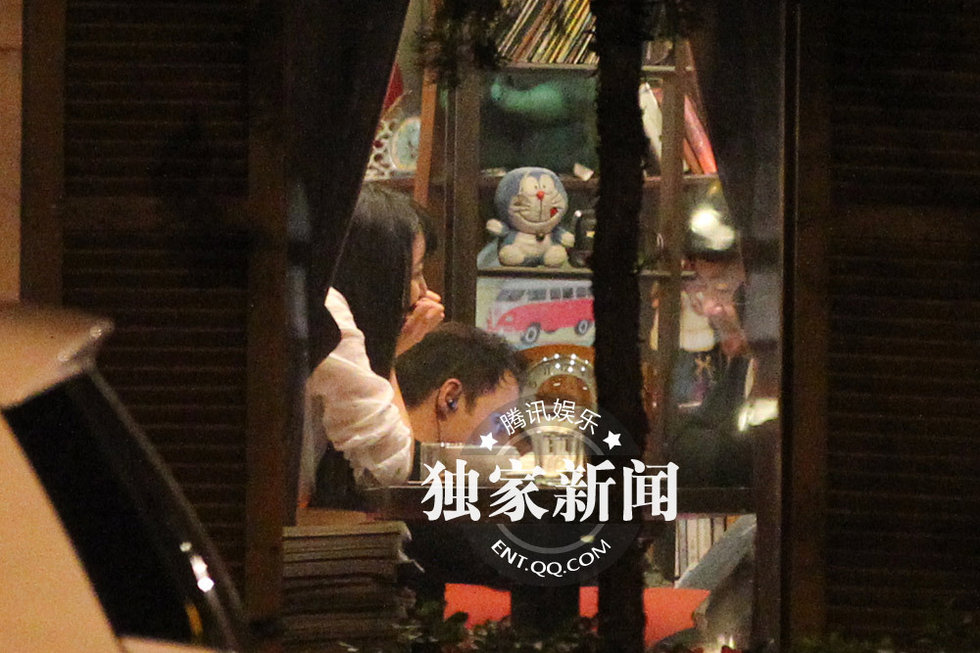 洪剑涛与神秘美女“约会” 出酒店相伴逛街图片