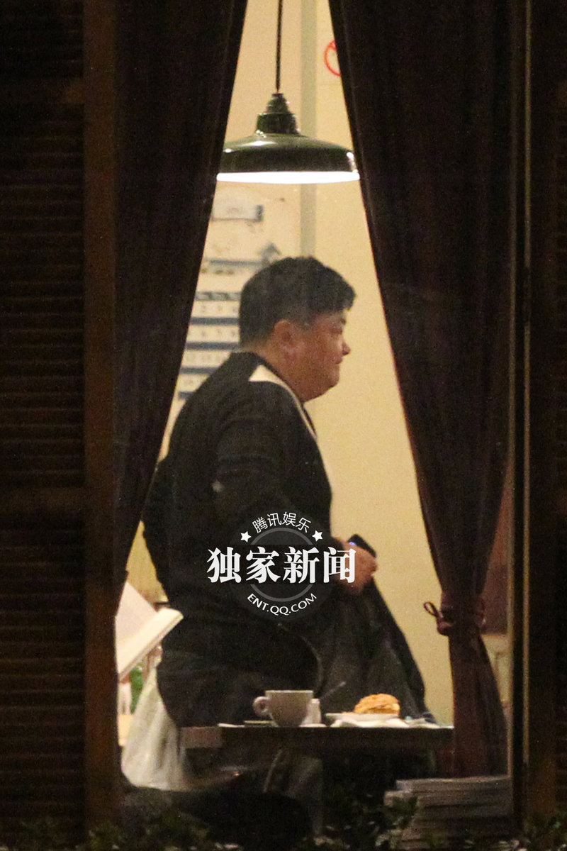 洪剑涛与神秘美女“约会” 出酒店相伴逛街图片