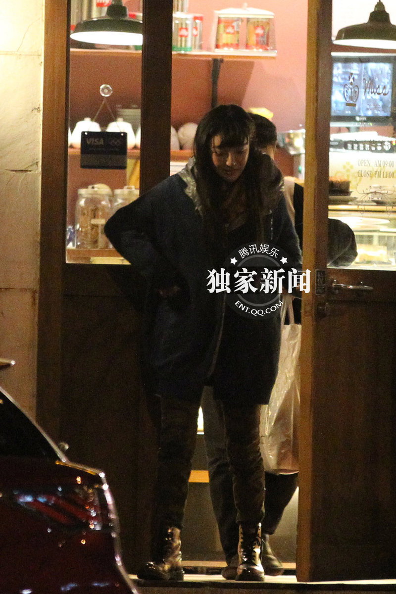 洪剑涛与神秘美女“约会” 出酒店相伴逛街图片